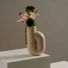 Lade das Bild in den Galerie-Viewer, The Nono Vase off white
