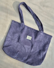 Lade das Bild in den Galerie-Viewer, Grosse Tasche aus softem Cord violet
