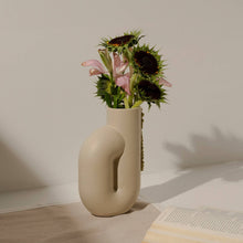 Lade das Bild in den Galerie-Viewer, The Nono Vase off white
