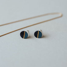 Charger l&#39;image dans la galerie, Boucles d&#39;oreilles céramique mini bleu marine or
