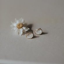 Load image into Gallery viewer, Ceramic earrings mini white gold flower relief
