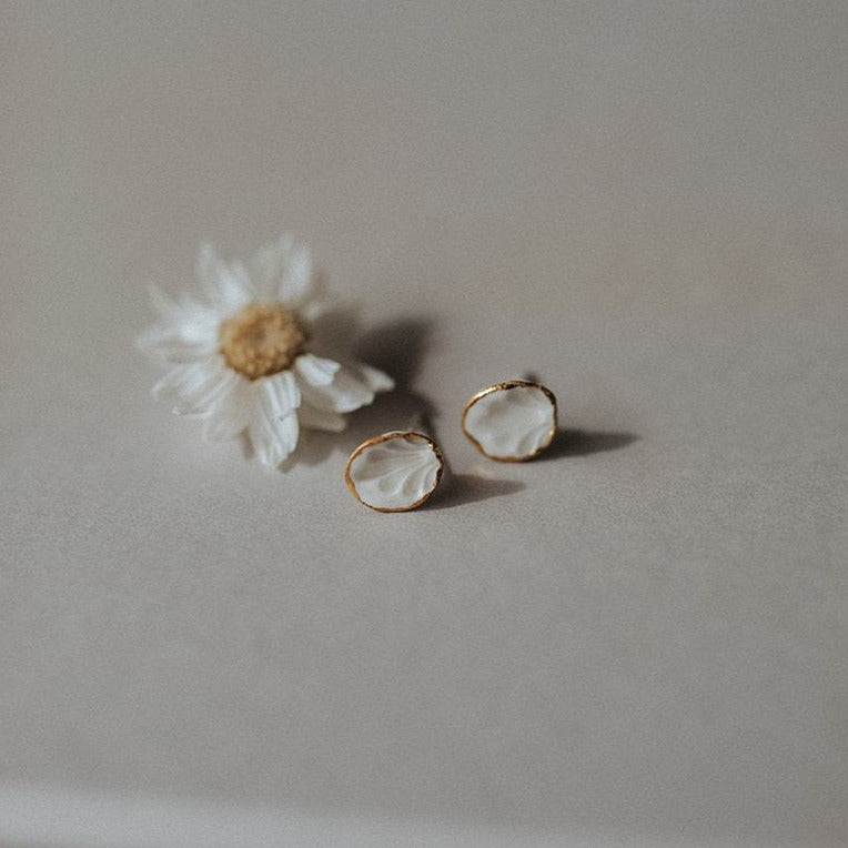 Ceramic earrings mini white gold flower relief